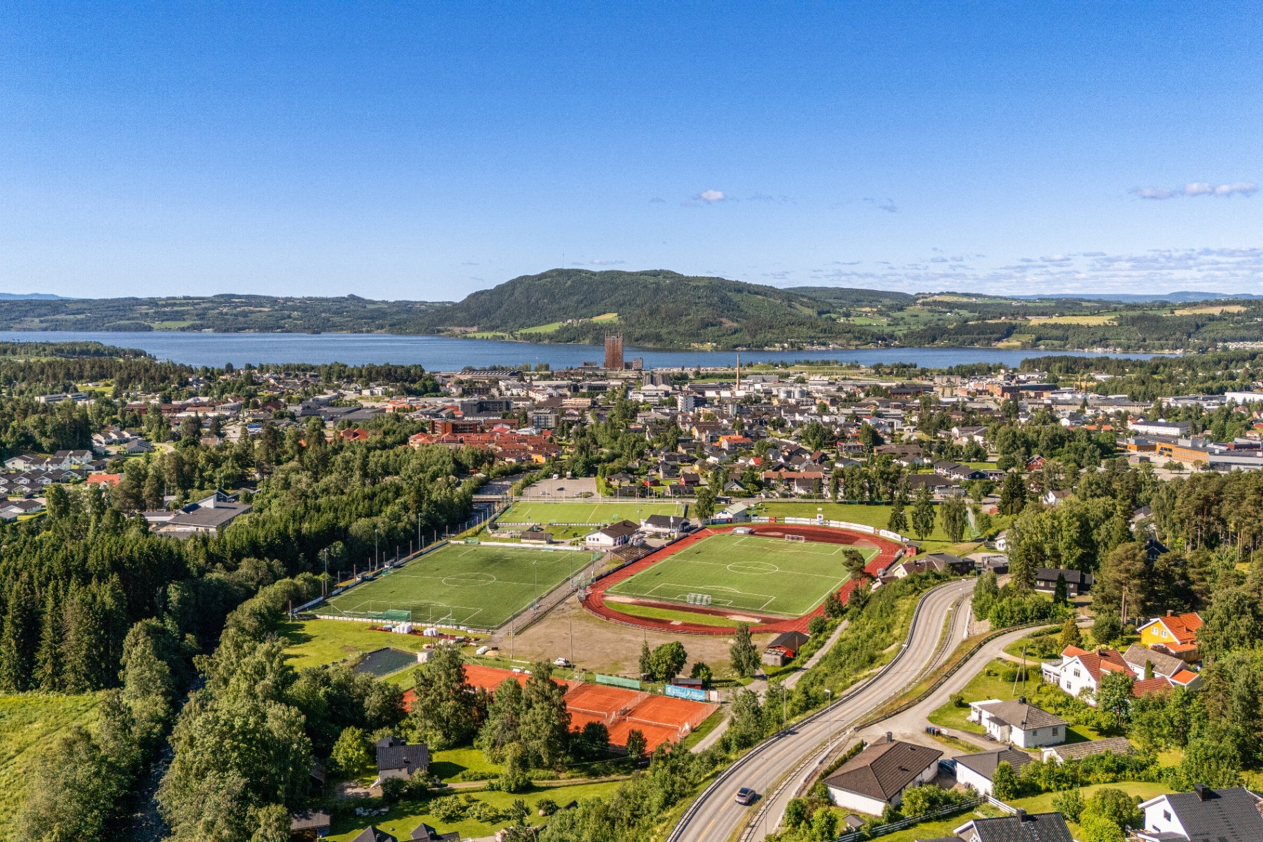 Brumunddal sentrum med Mjøsa i bakgrunnen