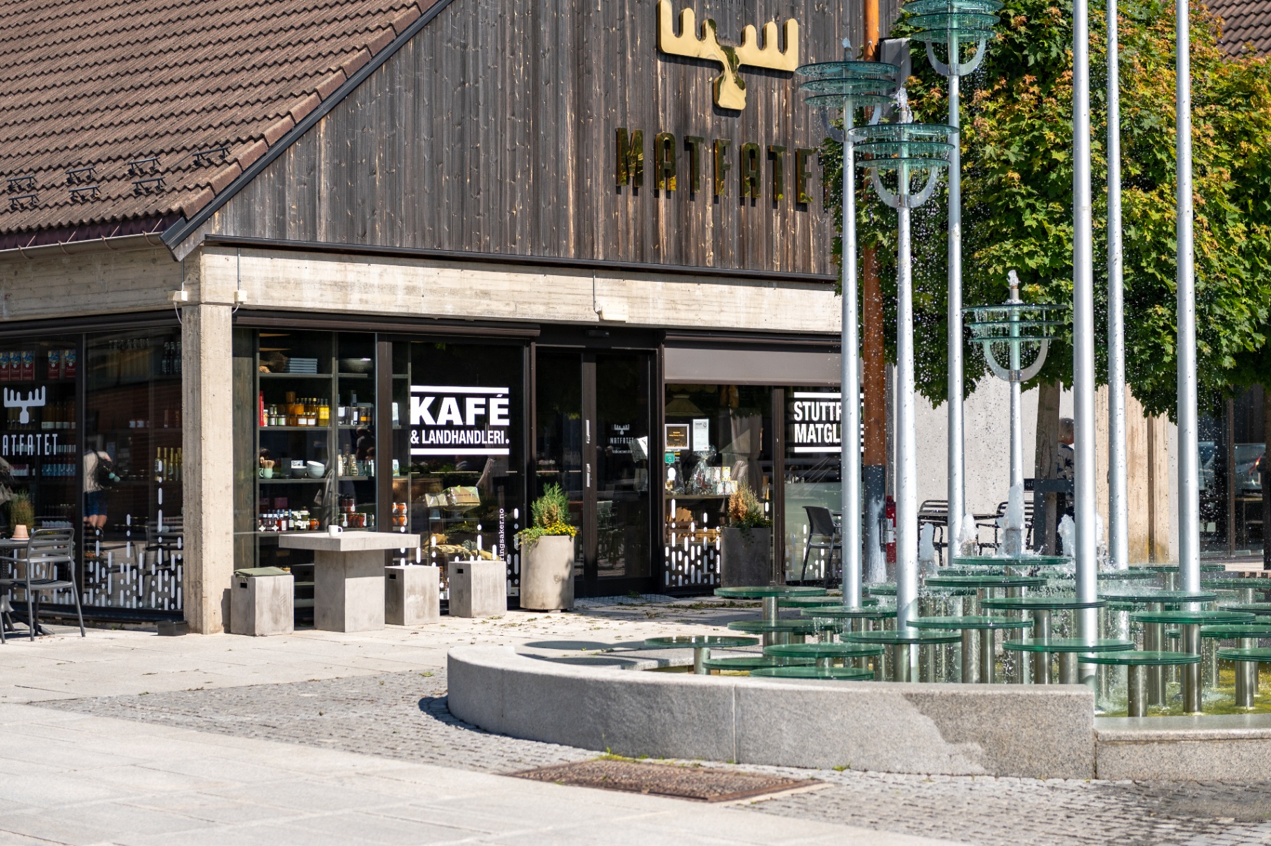 Matfatet kafé og landhandleri på torget i Brumunddal